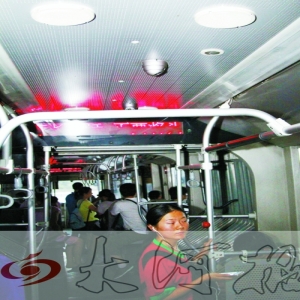 女孩公交车上丢手机 近百名乘客被“关”1小时