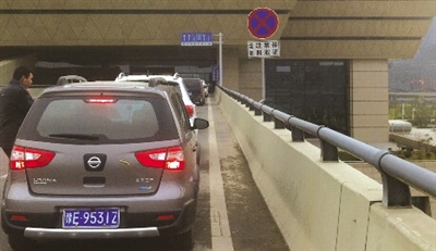 郑州东站进站区8个摄像头拍违章 随时可启用(图)